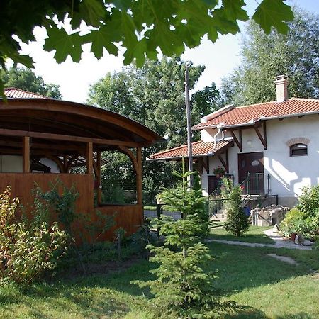 Dabasi Lovas Vendeghaz Hotel Exterior photo
