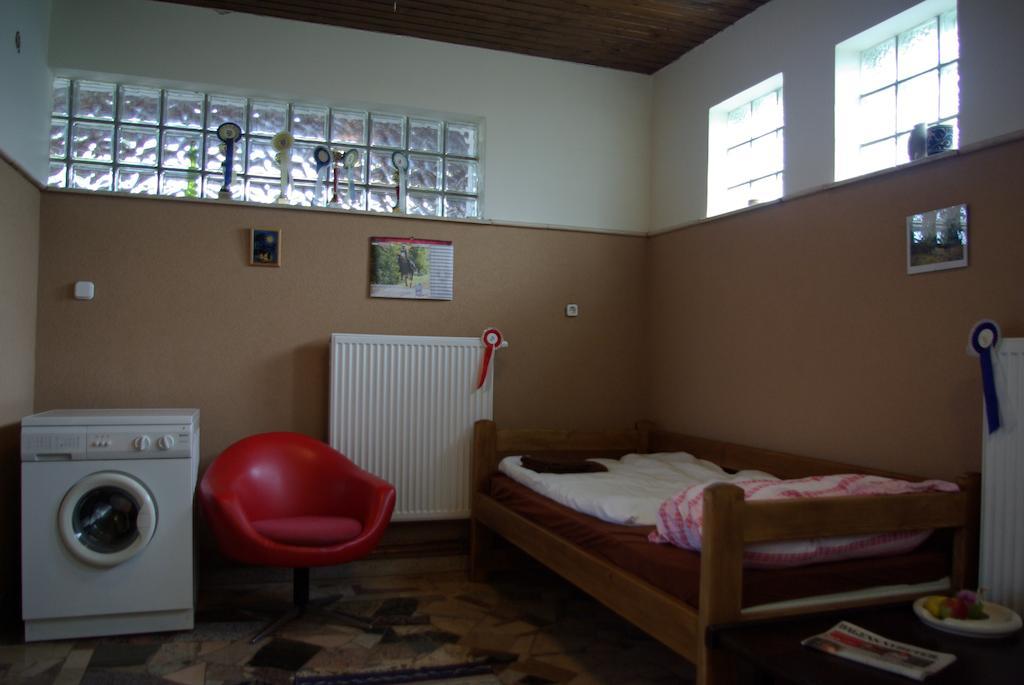 Dabasi Lovas Vendeghaz Hotel Room photo